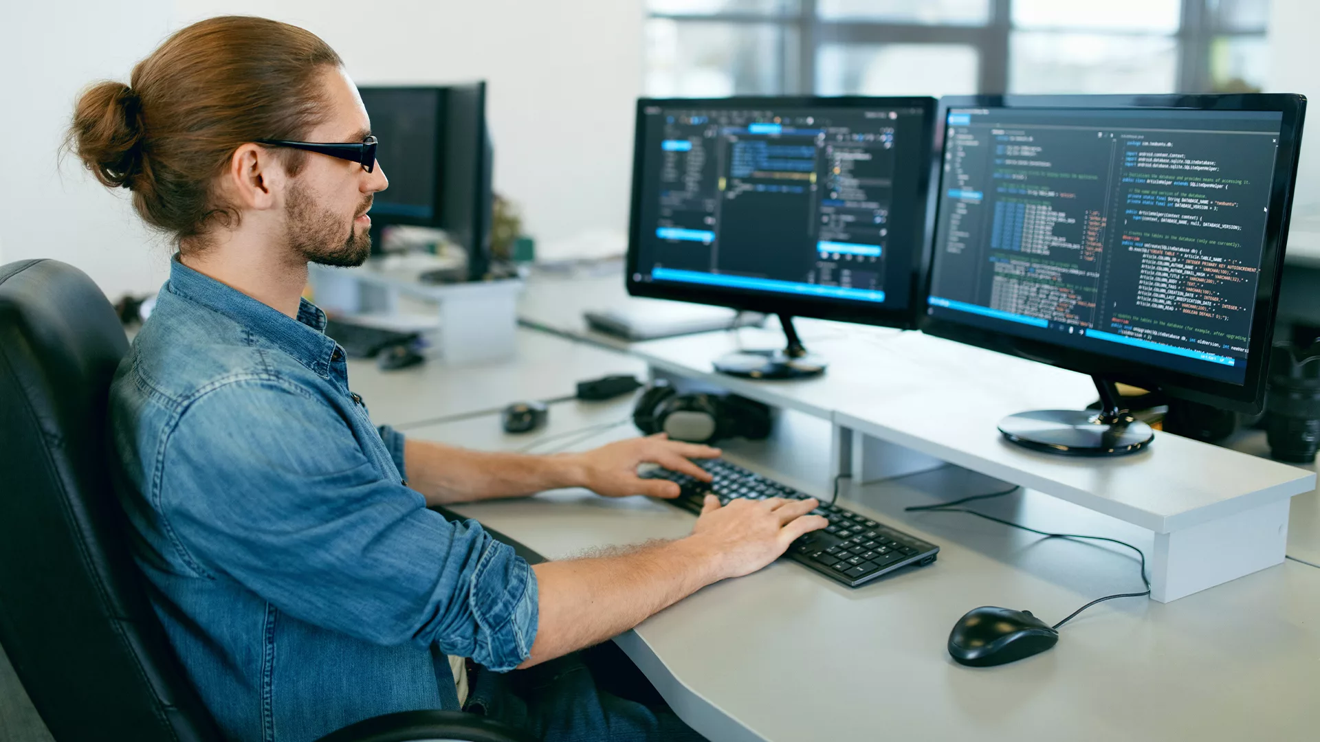 Разработчик за работой